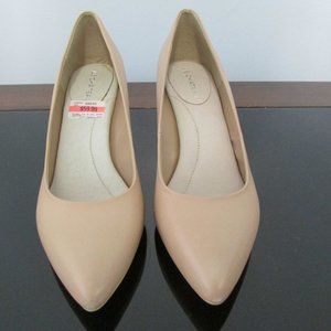 Le Chateau Ladies Pumps